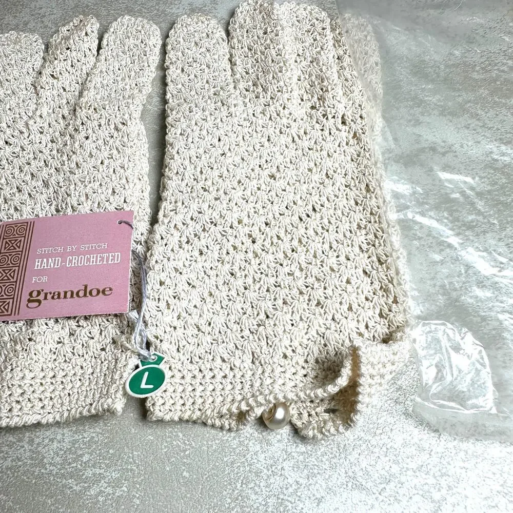 Vintage Grandoe Crochet Gloves L Pearl Closure Made in Italy Carrie Bradshaw